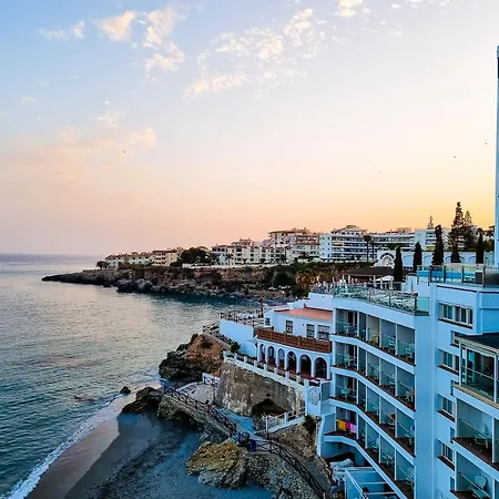 With Sea Views, Terrace & Pool, Apartament Nerja