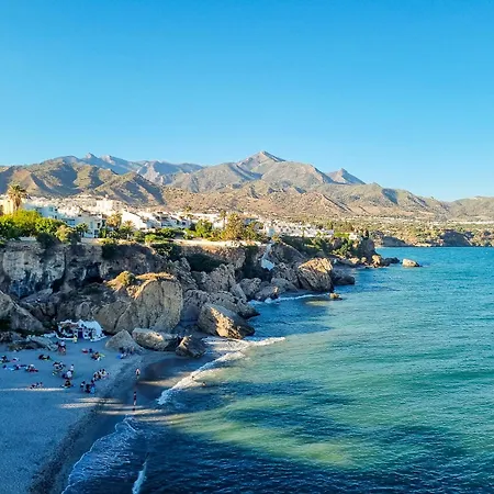 With Sea Views, Terrace & Pool, Apartament Nerja